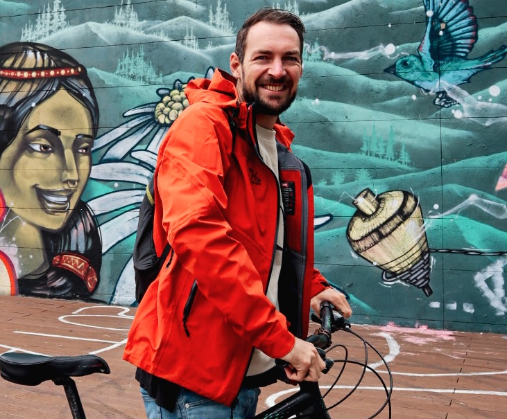 Colombia Bogota fietstour langs streetart met man op fiets