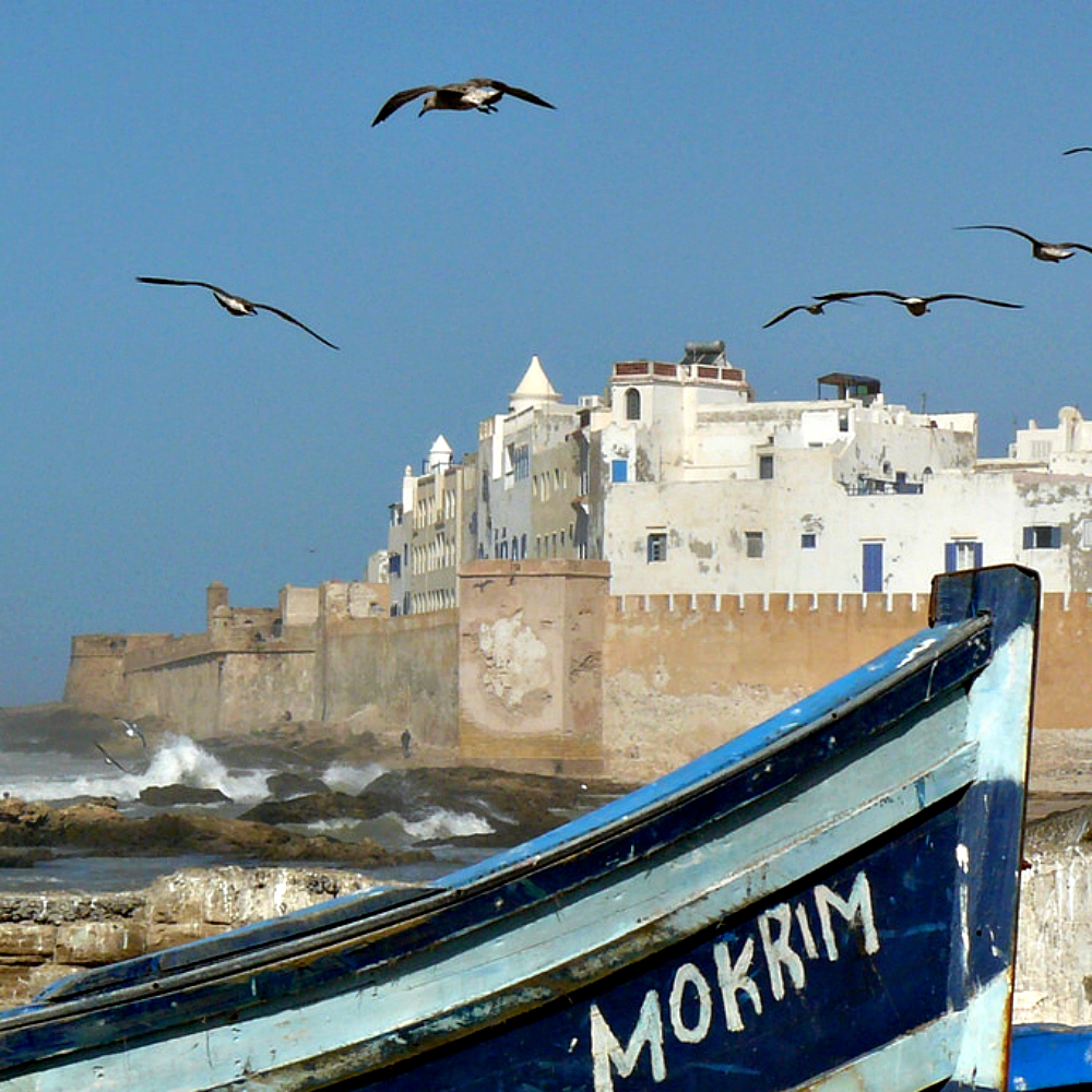 boot aan de kust van essaouira in marokko