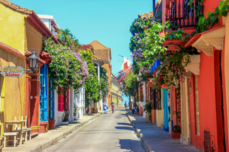cartagena colombia straat met gekleurde huisjes