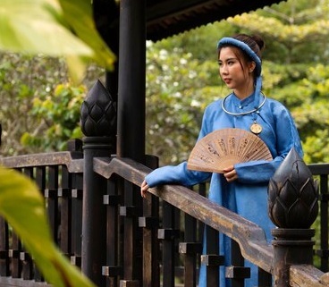 Aziatische vrouw in traditionele blauwe kleding
