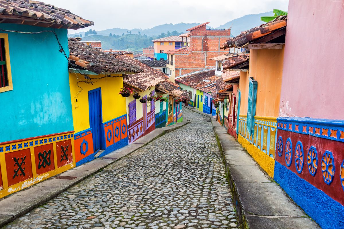 straat met kleurrijke huizen in bogota colombia