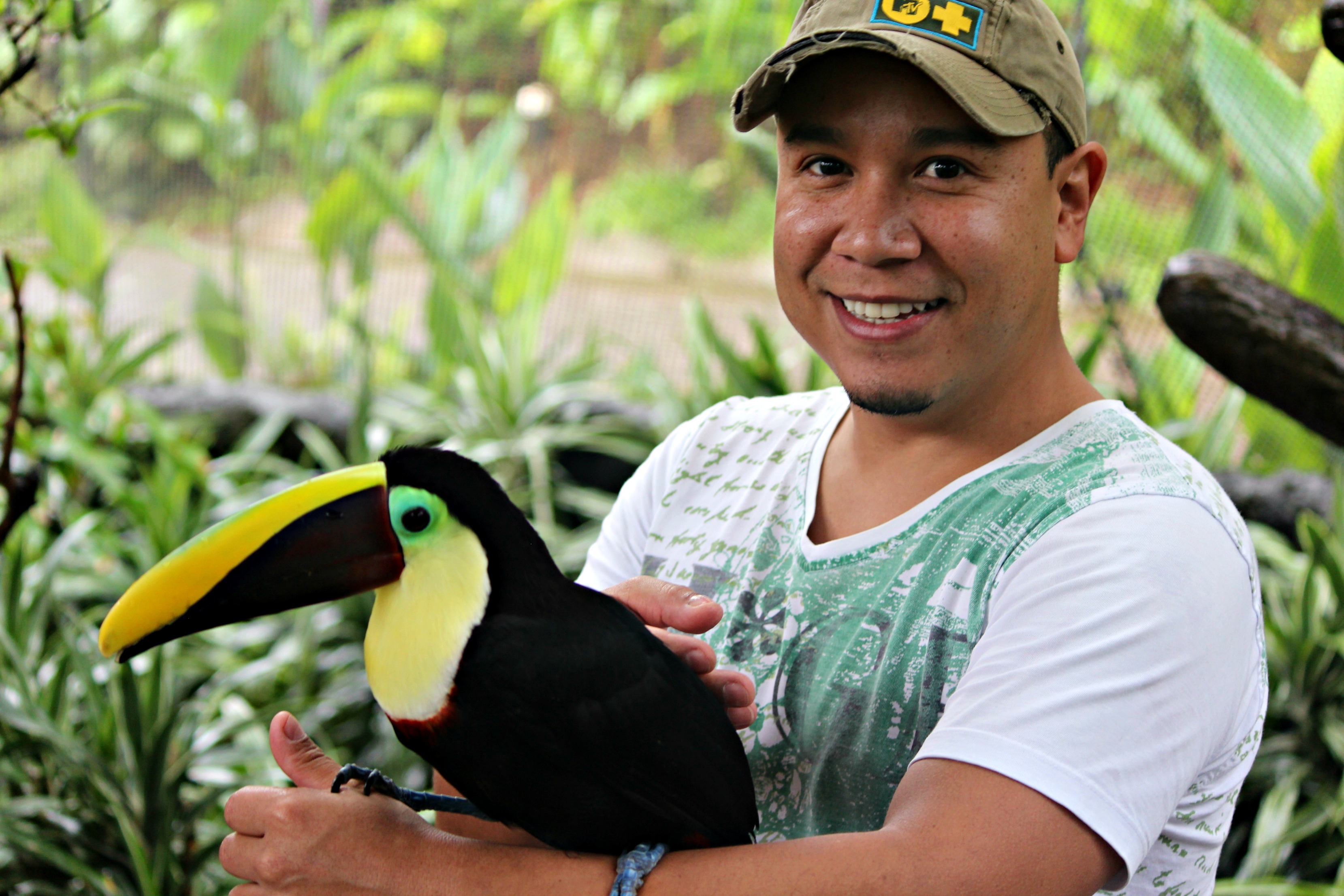 Local Hero Wil uit Costa Rica, poserend voor de Camera met een toekan op zijn arm