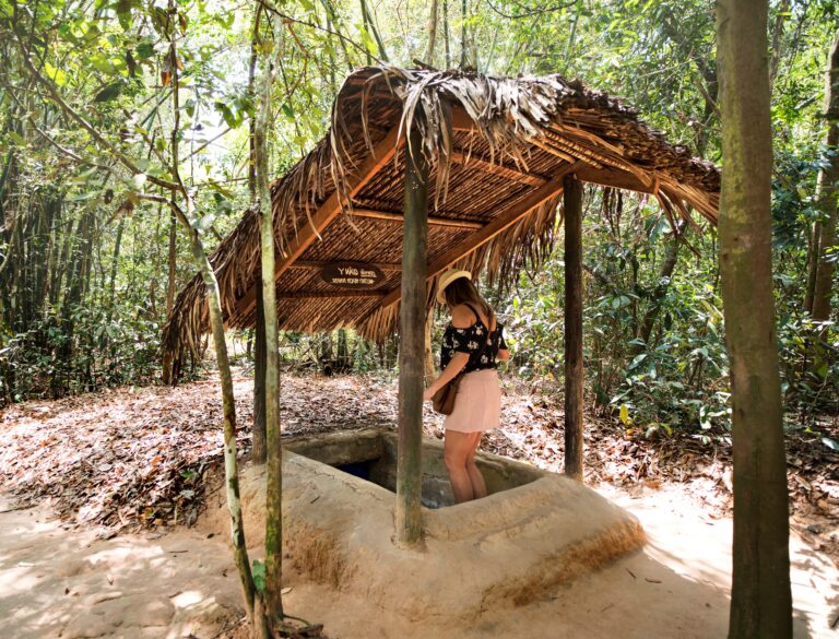 Een vrouw loopt naar beneden de Vinh Moc tunnels in
