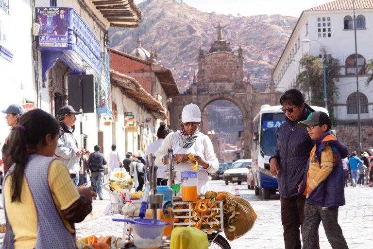 local op straat die verse sap maakt in de straat van cusco