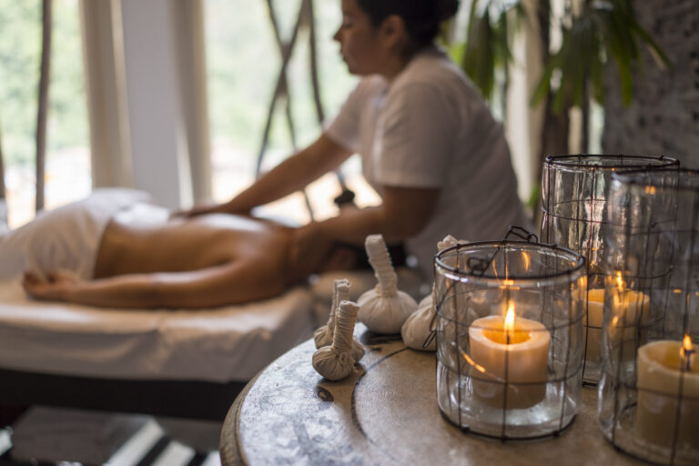 vrouw die een massage geeft in de spa bij een hotel