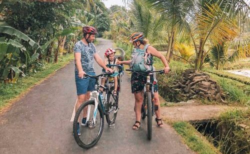 gezin fiests door de tropische vegetatie van Indonesie