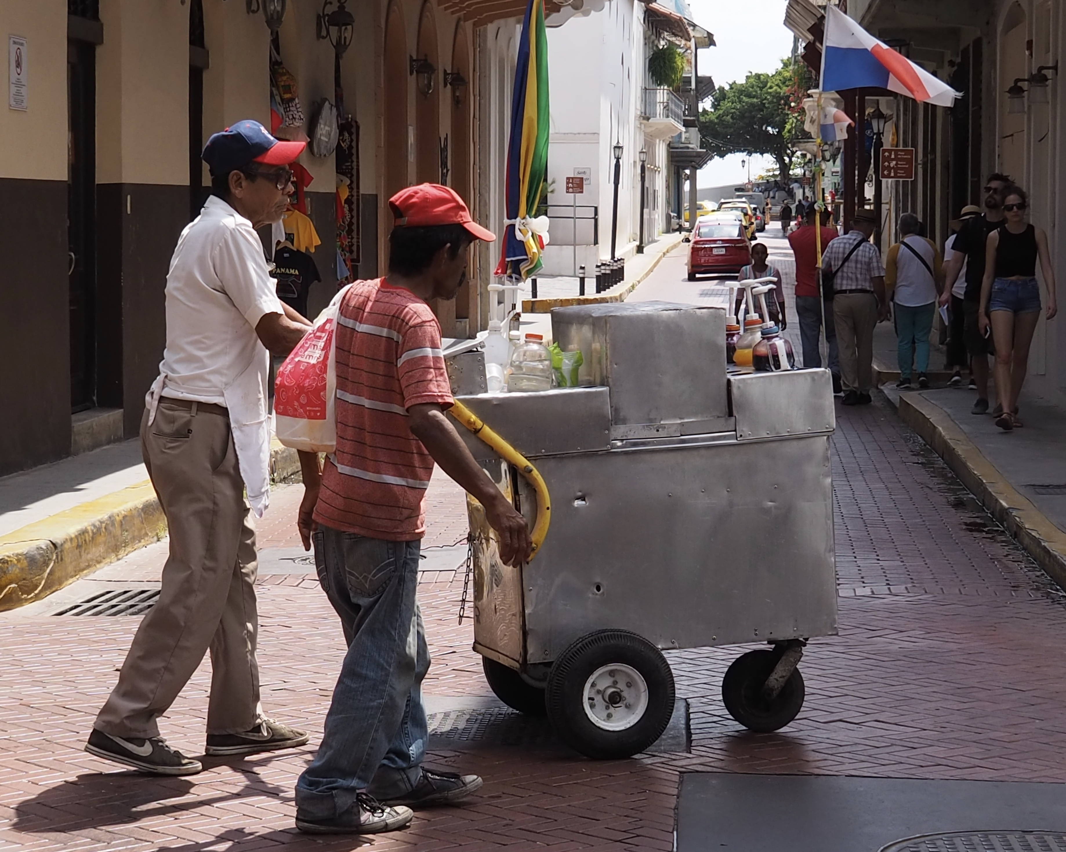 mannen met koopwaar op straat in Panama