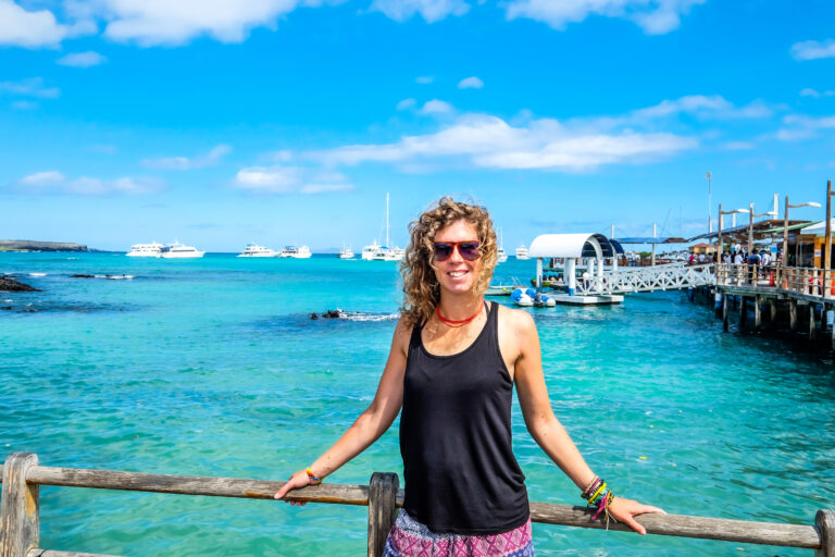 vrouw poseert voor de blauwe zee galapagos