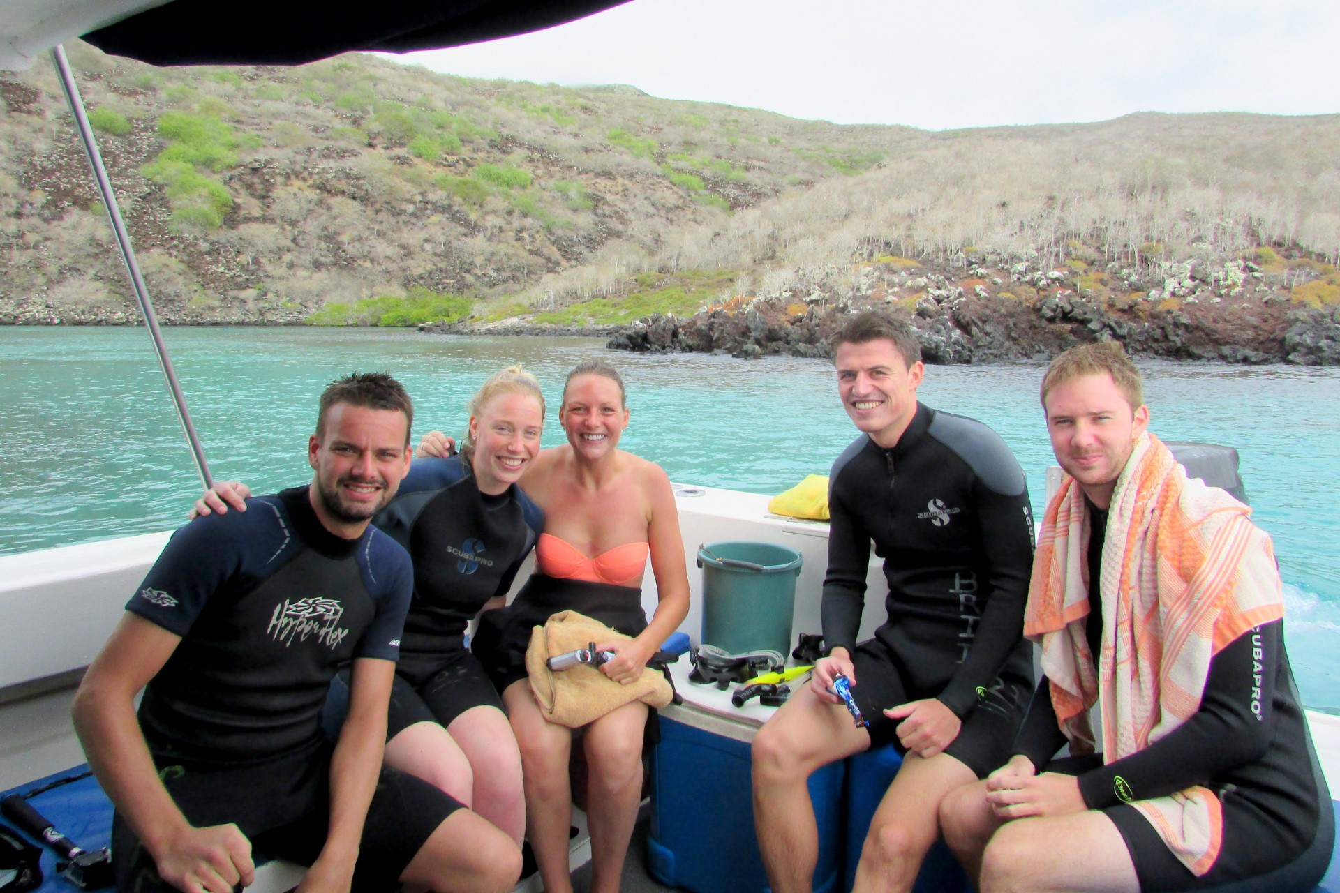 familie op een boot bij de galapagos eilanden