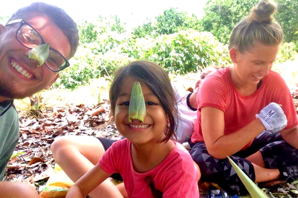 galapagos vrijwilligers op san cristobal bij een school
