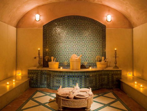 een Marokkaanse hamam met blauwe tegeltjes