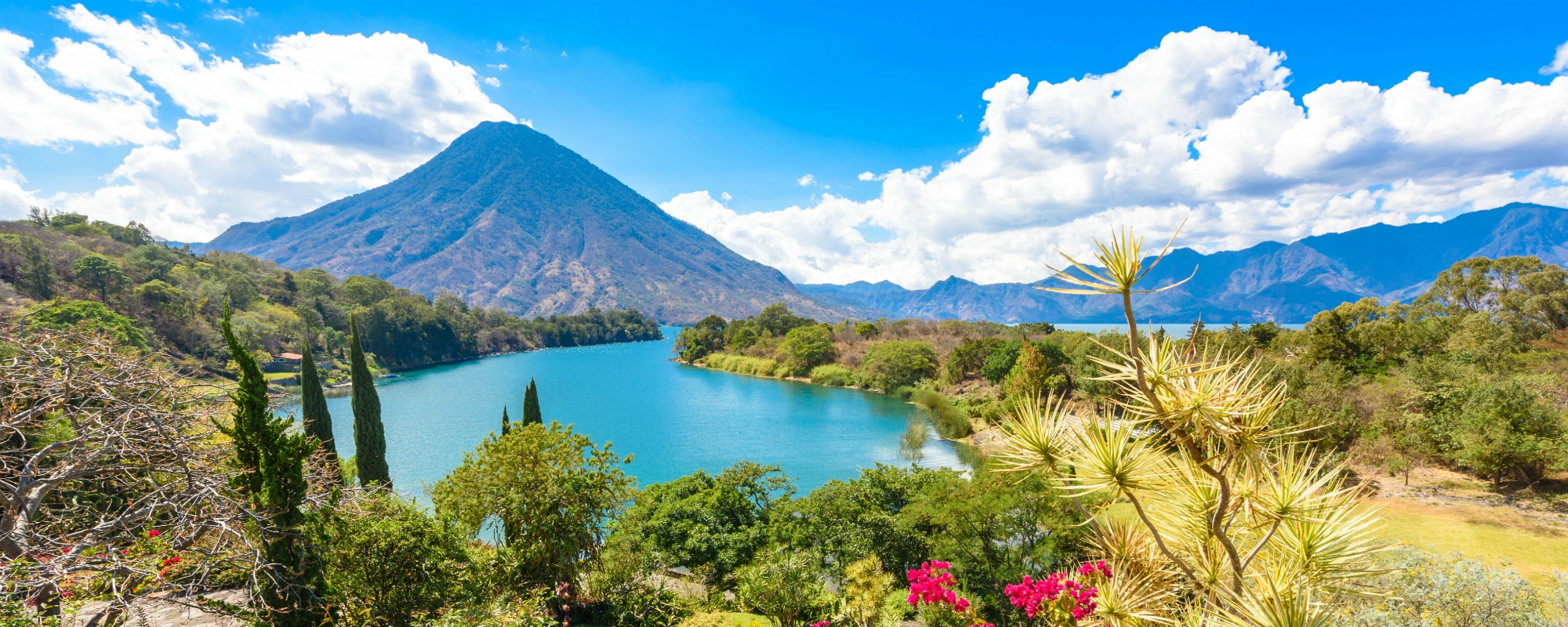 Uitzicht op lake atitlan in de natuur met op de achtergrond een vulkaan in Guatemala
