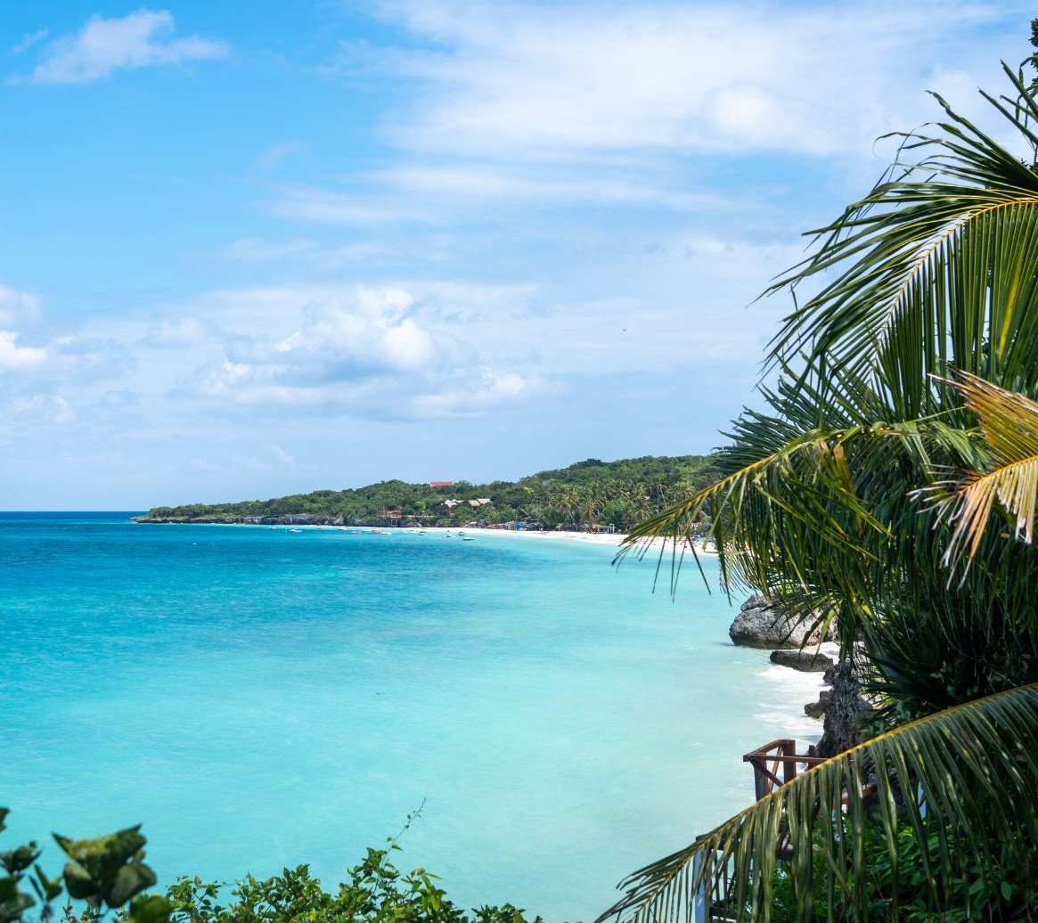 Strand van Bira Indonesië, helder water en palmbomen