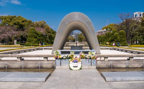 Vredesmonument in Hiroshima vereerd met bloemen
