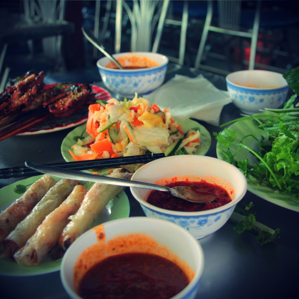 Vietnamees eten in verschillende kleine bakjes en borden