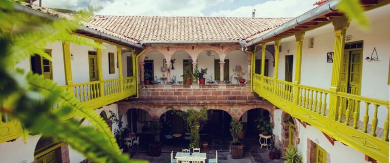 accommodatie met binnenplaats en balkon in de stad cusco