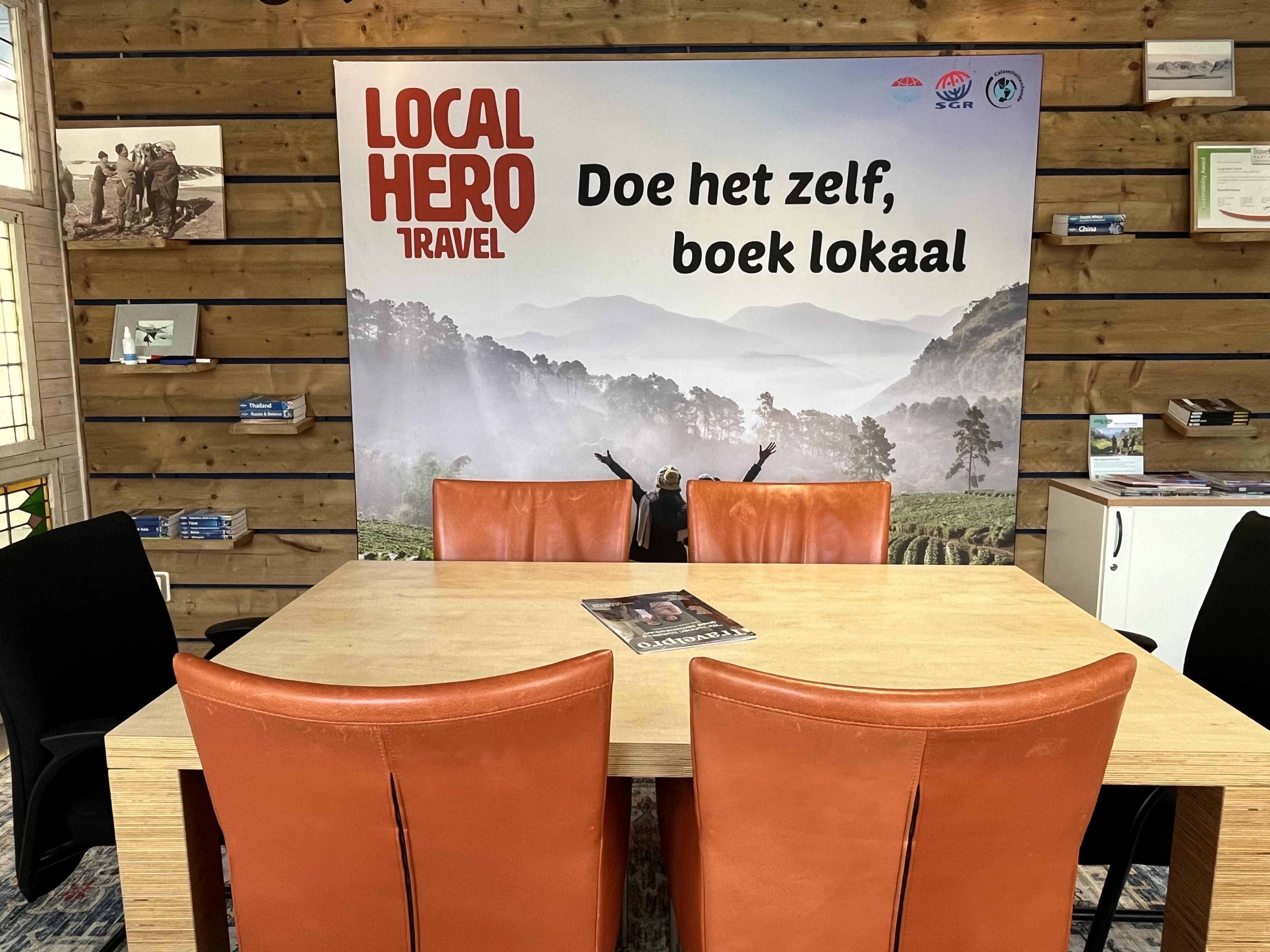 Kantoor Local Hero Travel met poster: Doe het zelf, boek lokaal