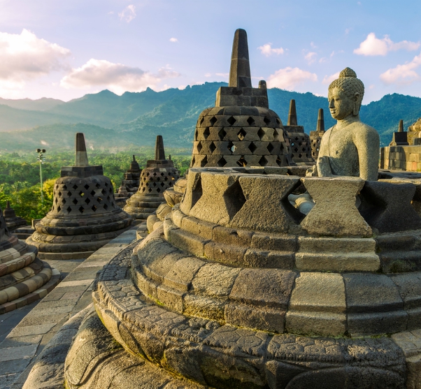 Buddhe an klok stoepa op top van Borobudur omgeven door groene landschap van Java