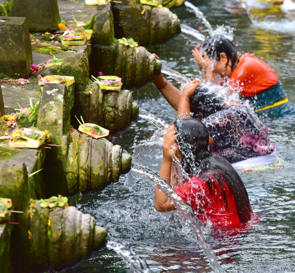 Mensen ondergaan een traditioneel Melukat reinigingsritueel in de hindoeïstische watertempel Pura Tirta Empul op Bali