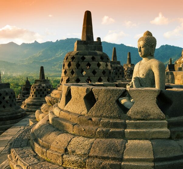 Buddha bij zonsondergang op de top van de Borobudur tempel in Java