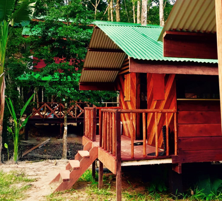 Houten jungle cabins in de natuur van Suriname