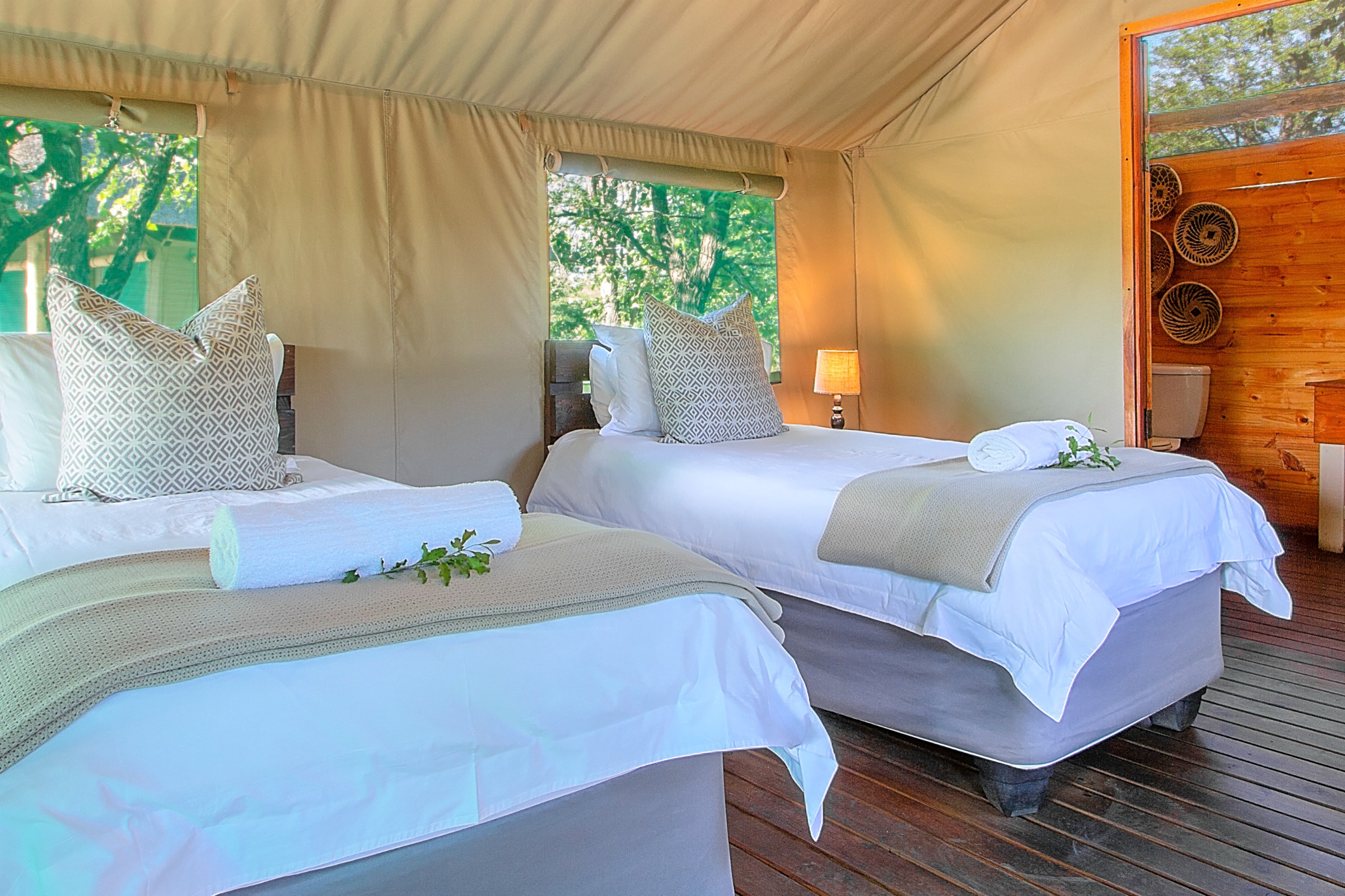 twee bedden in een luxe safari tent
