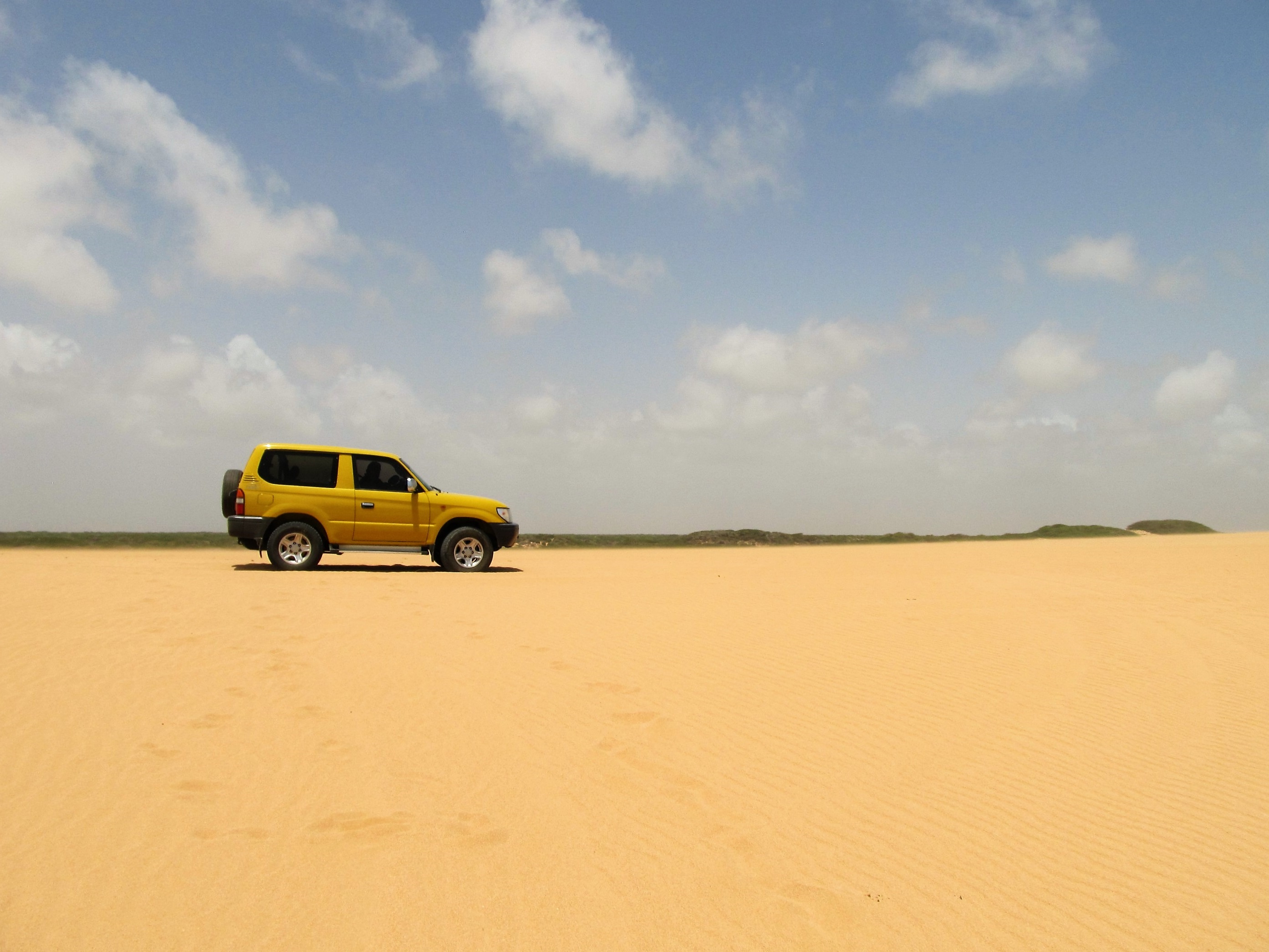 gele auto in de woestijn van la guajira in colombia