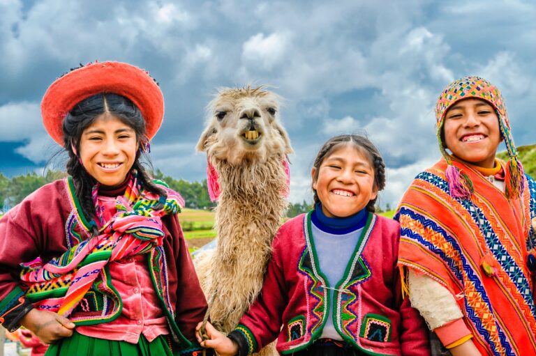 locals in traditionele kleding samen met een lama