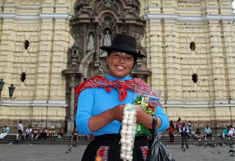 local in traditionele kleding op een plein voor een kathedraal in lima