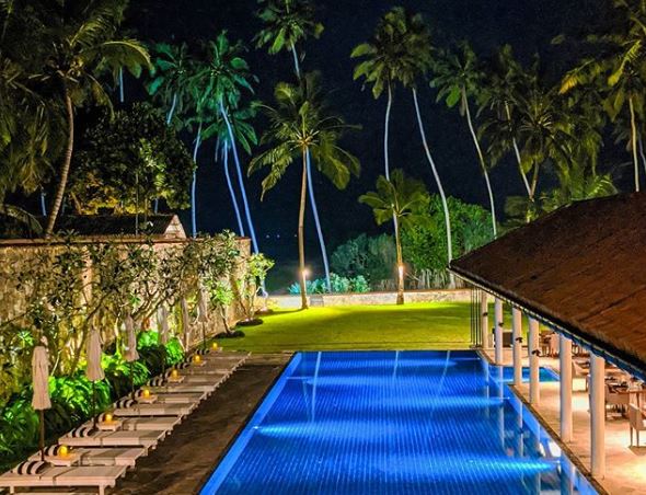 verlicht zwembad van luxe verblijf sri lanka