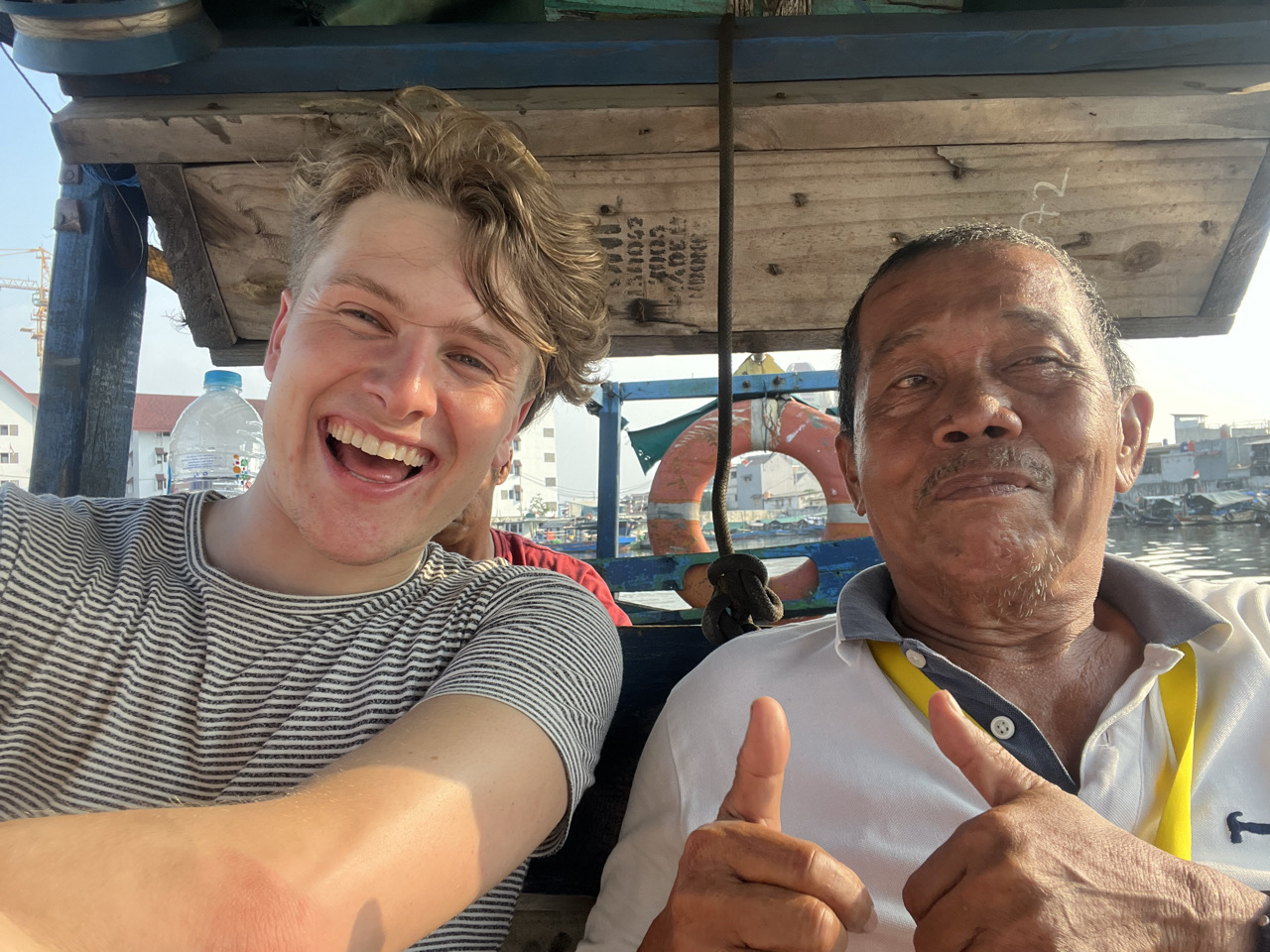 Een lokale ontmoeting tussen een reiziger en een lokale man uit Indonesië