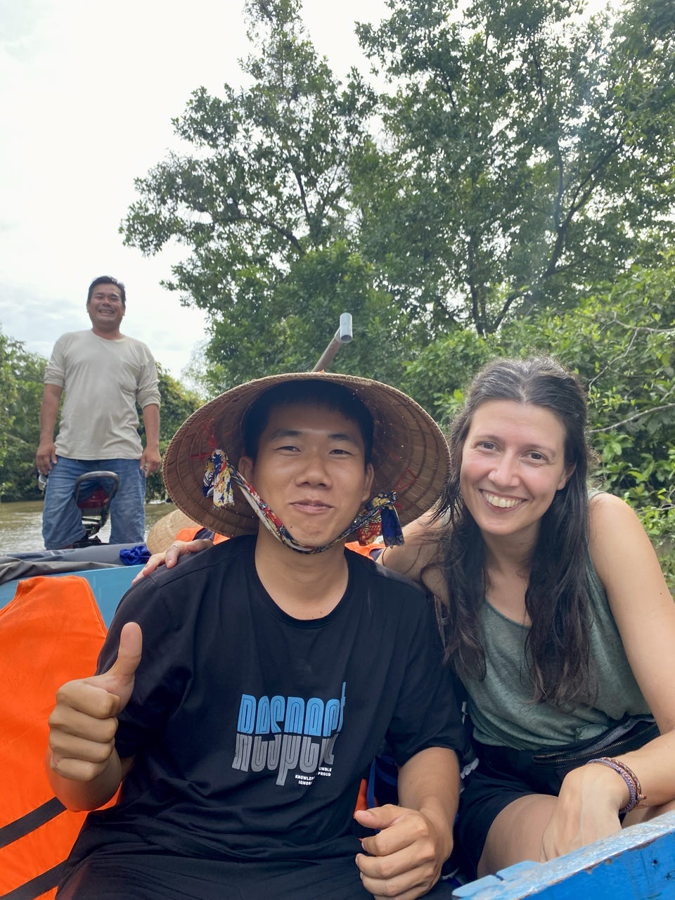Lokale ontmoeting tussen een reiziger en een lokale werknemer op de Mekong Delta in Vietnam