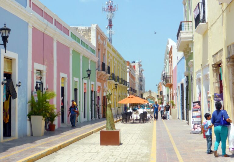 Mexicaanse straat met kleurrijke huisjes in Campeche