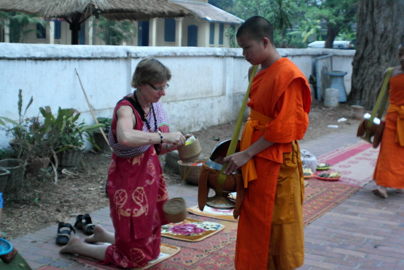 Ochtendprocessie in Laos