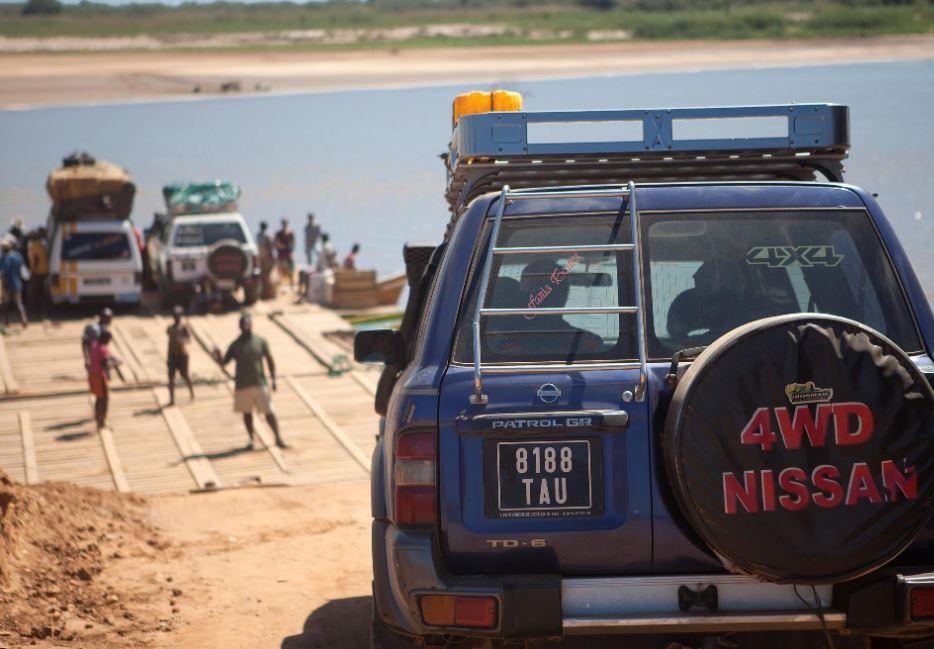 4wd auto op zandweg op madagaskar