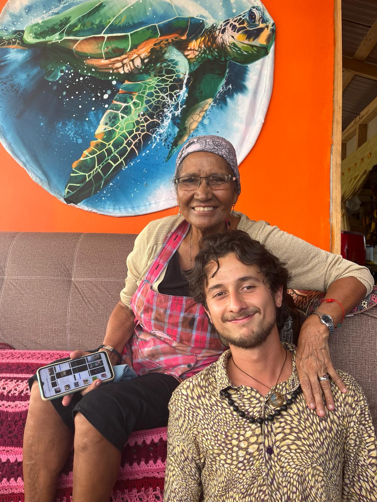 jonge man op de foto met een lokale vrouw bij een charity voor schildpadden