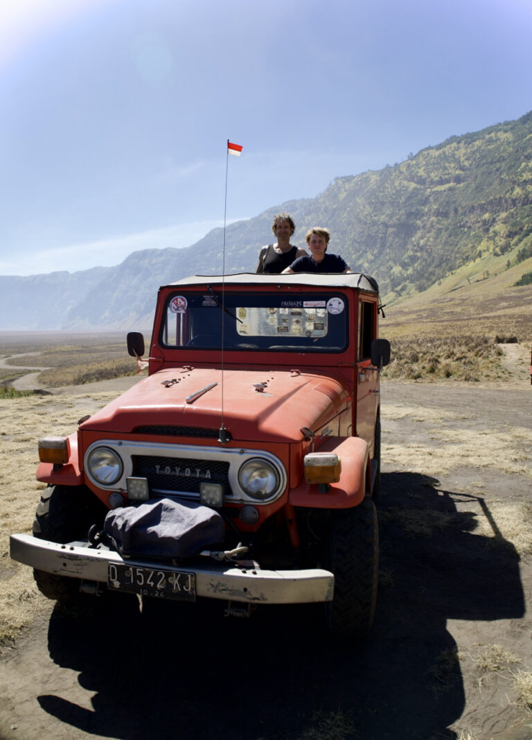 rode jeep met reizigers in Bromo Tengger Semeru National Park