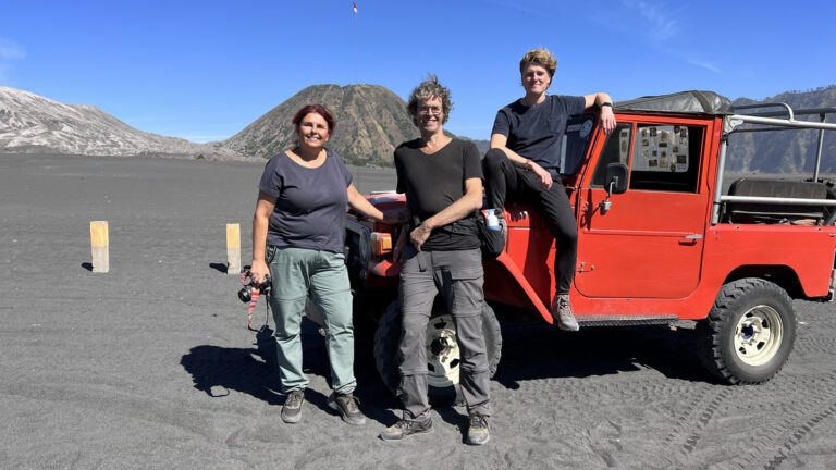 reizigers poseren voor rode jeep bij Bromo Tengger Semeru National Park