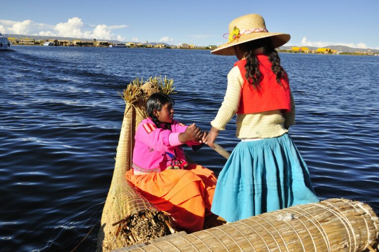 locals in traditionele kleurrijke kleding in een boot op een meer