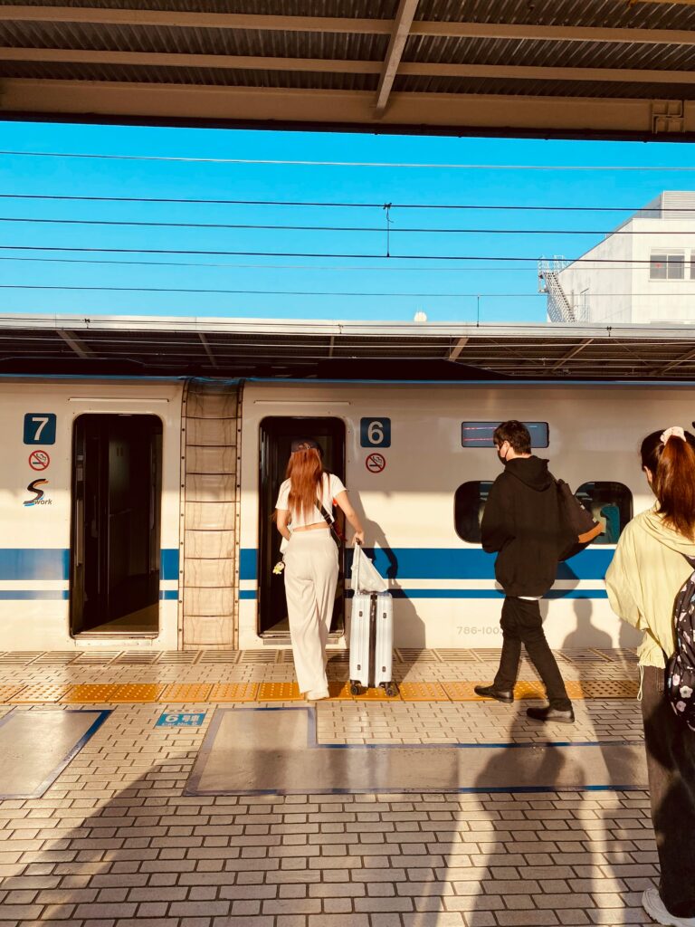 passagiers stappen de Japanse trein in op zonovergoten dag