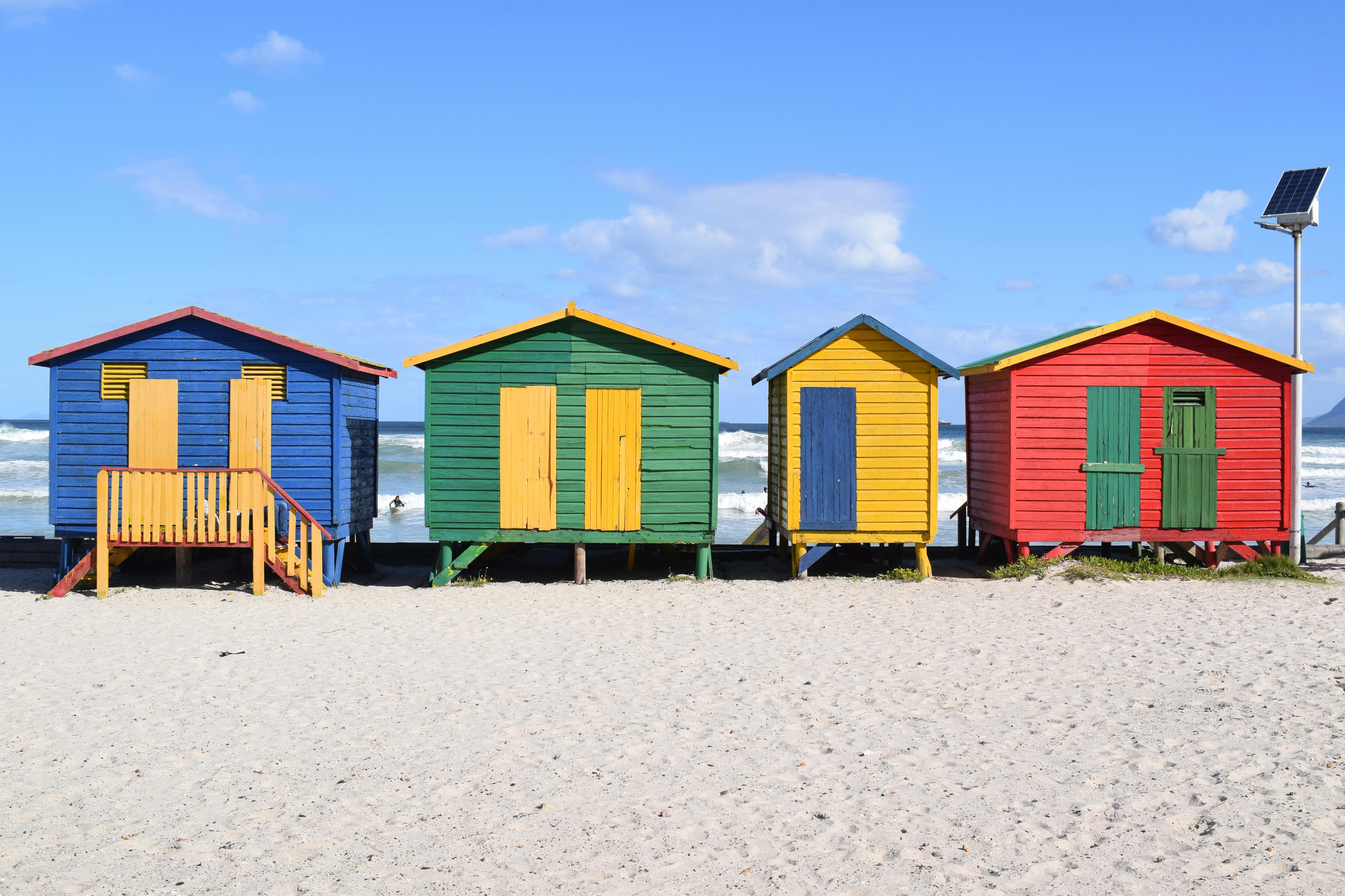 gekleurde huisjes op het strand nabij kaapstad in zuid-afrika