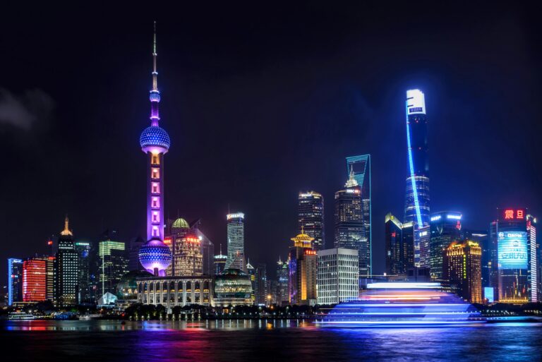 nachtelijke skyline van shanghai met verlichte oriental pearl tower
