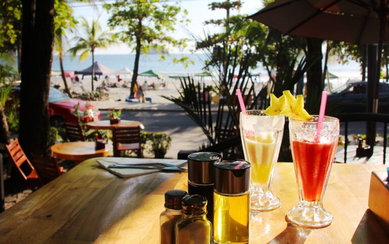 kleurrijke drankjes op terras aan zee costa rica