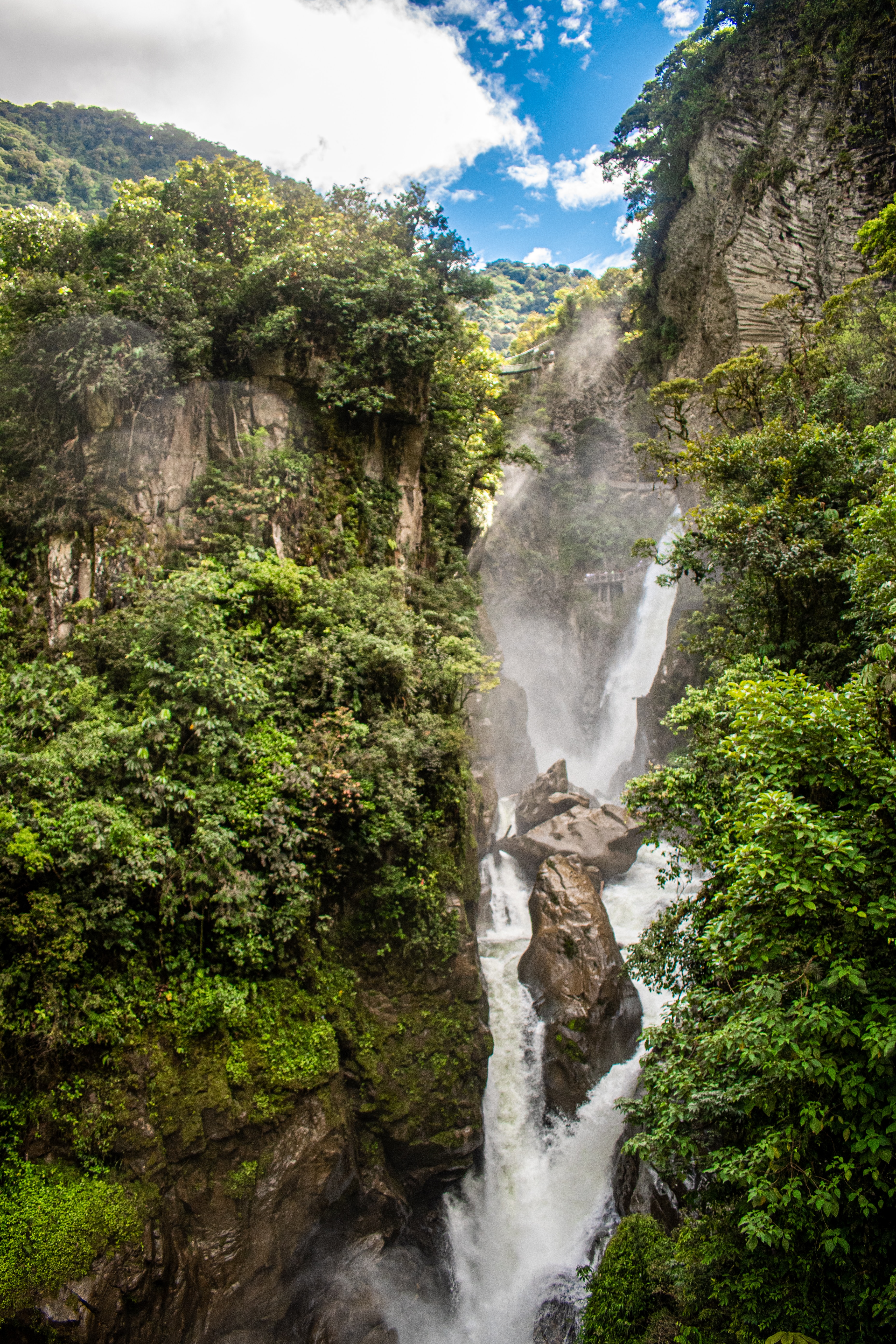 waterval tussen de roten en jungle