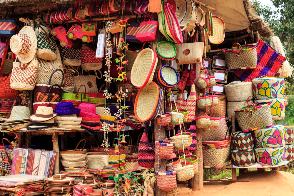 marktkraampje met gekleurde hoedjes en tassen madagaskar