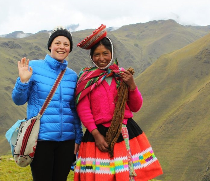 toerist samen met local in traditionele kleding in de heilige vallei in peru