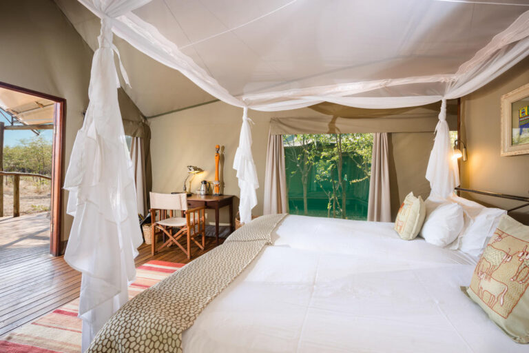 comfortabel hemelbed in luxe tented lodge en bush view
