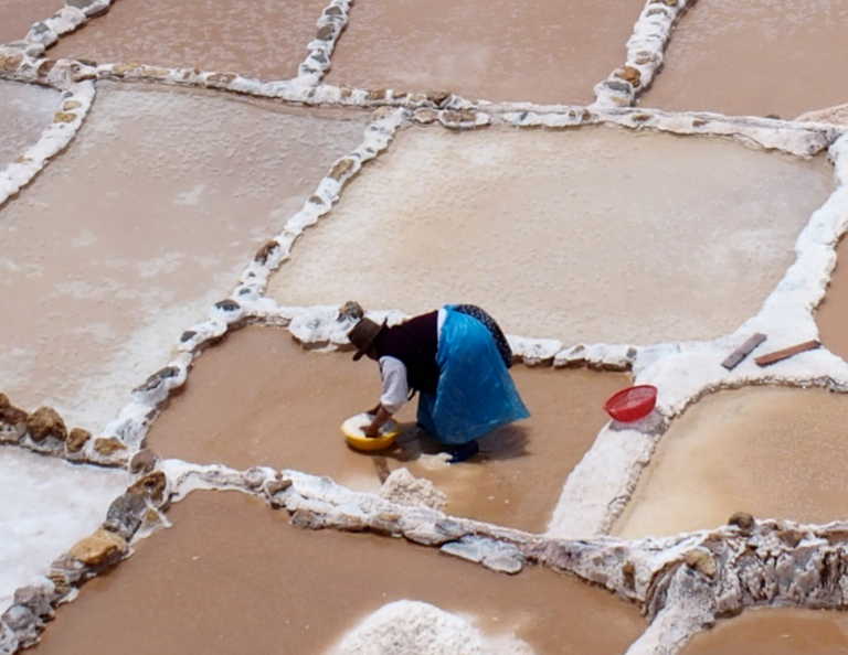 local aan het werk op de zoutterrassen in de heilige vallei peru