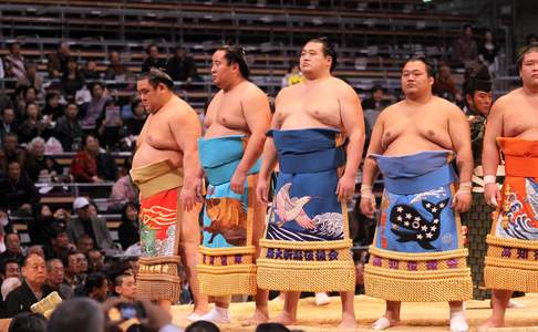 sumoworstelaars in traditionele Japanse kleding die deelnemen aan een ceremonie