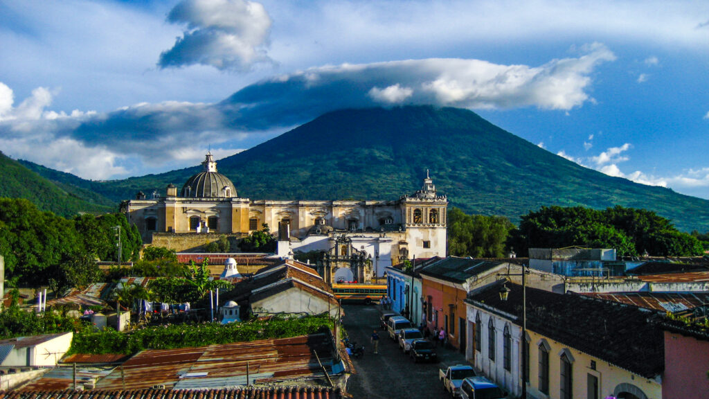 skyline van antigua in guatemala met vulkaan op de achtergrond